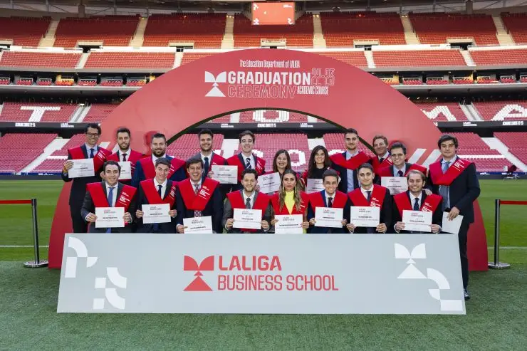 LaLiga Business Schoolの卒業式。スタジアムのピッチ上で修了証を手にする卒業生たち