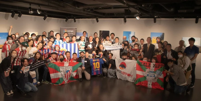 2022年、インスティトゥト・セルバンテス東京で開催されたLaLiga公式サッカー辞典の発表イベント。ラ・リーガ各クラブのペーニャ(サポーターズクラブ)のメンバーが集まった記念写真