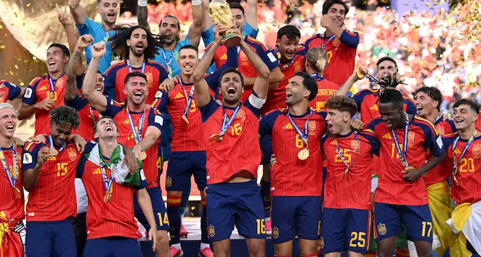 2026年ワールドカップ優勝、トロフィーを掲げるスペイン代表