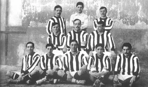 1911年頃、赤白ユニフォームを着たアトレティコ・マドリードの選手たち