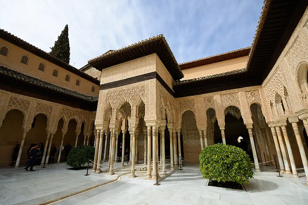 スペイン・グラナダの旧市街。アルバイシン地区からアルハンブラ宮殿を望む絶景