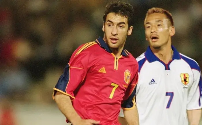 2001年、コルドバでの親善試合。スペインの選手(左)と日本の選手(右)