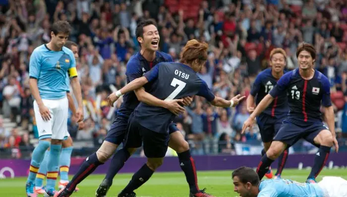 2012年ロンドン五輪、大津祐樹(背番号7・OTSU)の決勝点を喜ぶ日本代表