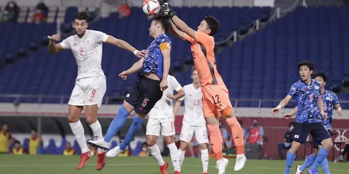 2021年東京五輪準決勝、ゴール前で競り合う日本とスペインの選手たち