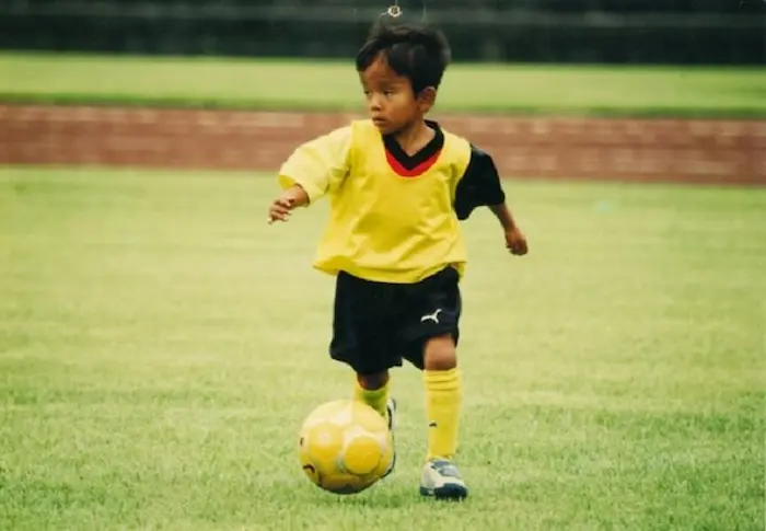幼少期、サッカースクールでボールを蹴る久保建英