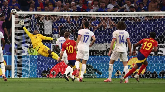 準決勝フランス戦、記録的なゴールを決めるラミン・ヤマル