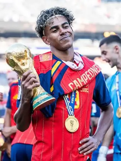 2026年ワールドカップ優勝トロフィーとともに喜ぶラミン・ヤマル