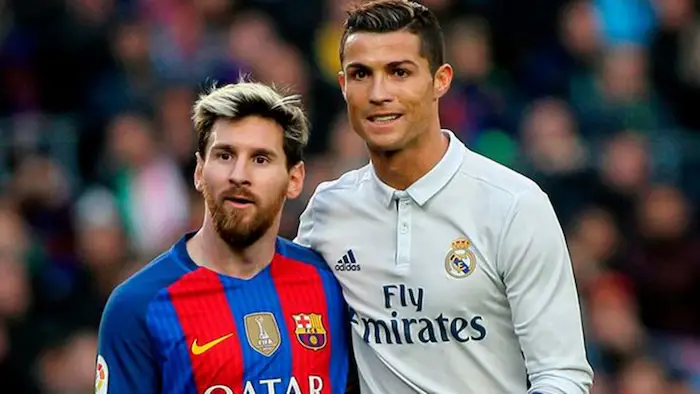 メッシとロナウド、両クラブのユニフォームを着て並ぶ2人