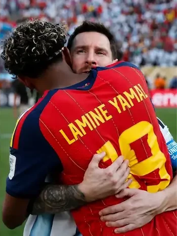 ワールドカップ決勝後、リオネル・メッシと抱き合うラミン・ヤマル