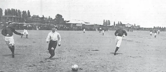 1902年、コロネーション杯で対戦する両クラブの選手たち