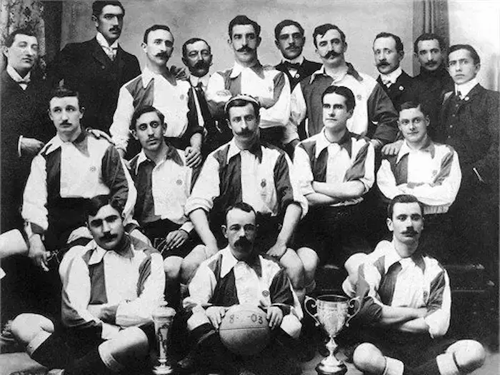 1903年、創設メンバーによるアトレティコ・マドリードの記念写真