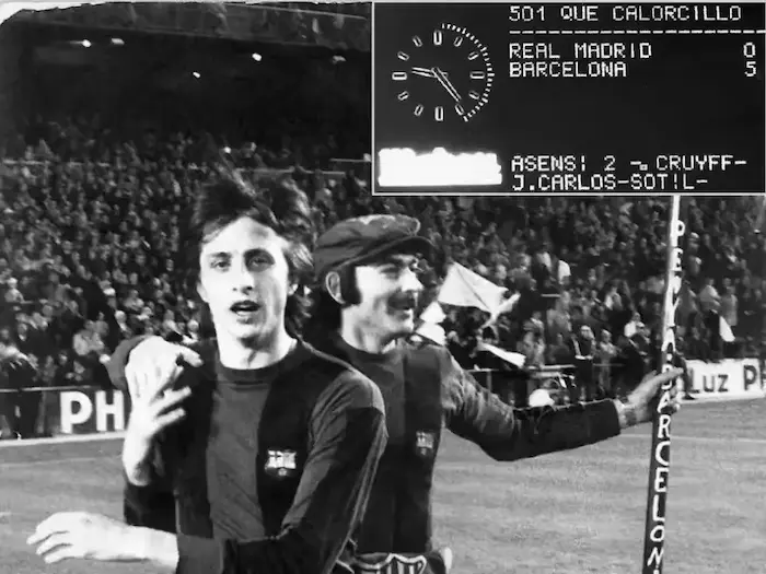 1974年、レアル・マドリード0-5バルセロナでゴールを喜ぶクライフ