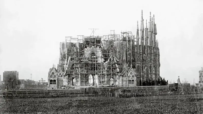 サグラダ・ファミリアの建設工事の様子。140年以上にわたる建設の歴史を伝えるガウディの聖家族教会