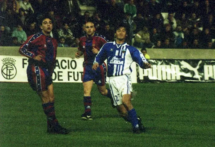 FCバルセロナ戦でプレーする安永聡太郎（UEレリダ時代）